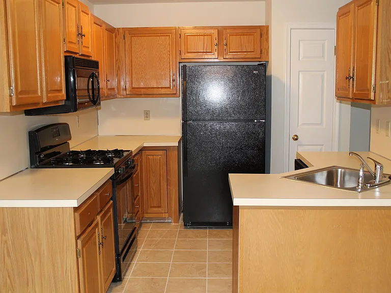 520 Upland St — Photo 5