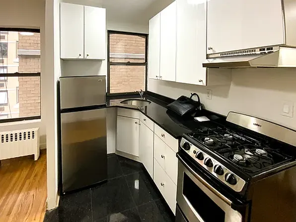 208 East 82nd Street image 1 of 6