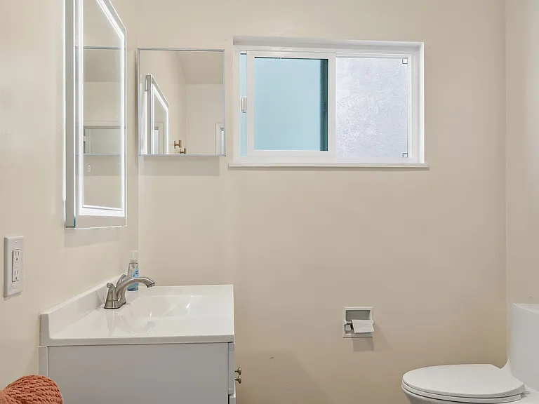 1250 E 3rd St #8 — Photo 11