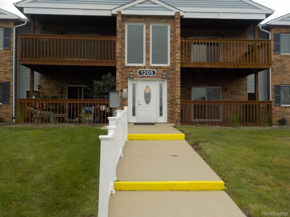 1205 Harbour Dr APT 40, Trenton, MI 48183