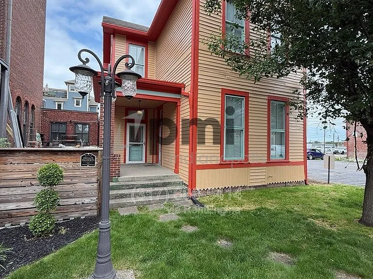 233 N East St — Photo 2
