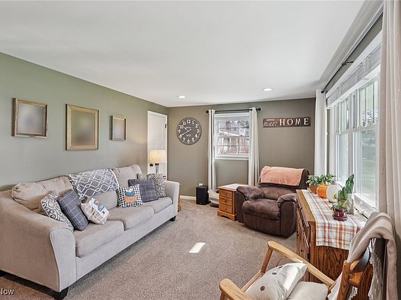 5th image of 76 Stacy Dr
