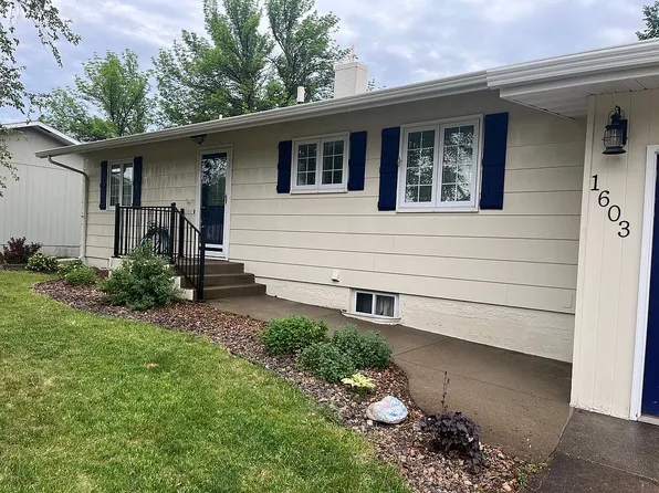 1601 Hilltop Dr, Pierre, SD 57501