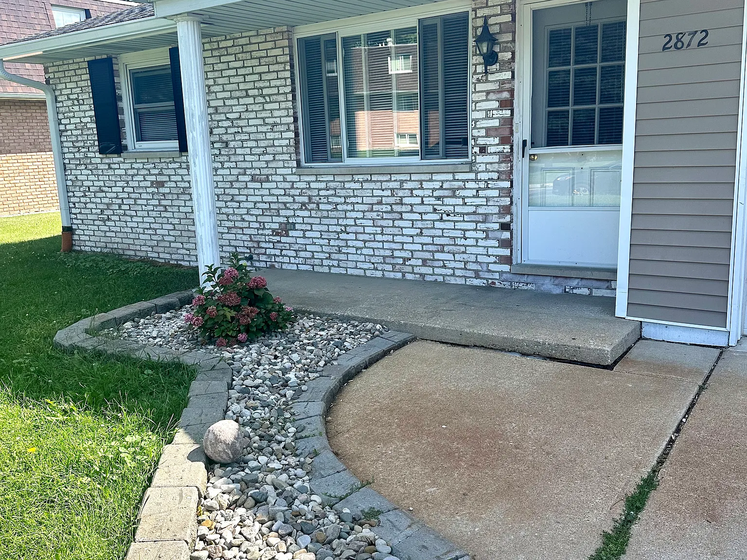 2 bed, 900 sqft, $1,100 — Photo 1