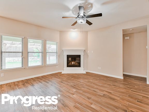 4th image of 818 Silverbell St