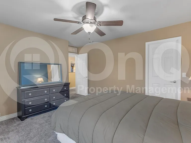 2561 N Hawthorn Dr — Photo 41