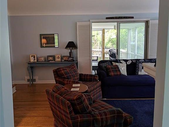 3rd image of 102 Lynbrook Cir