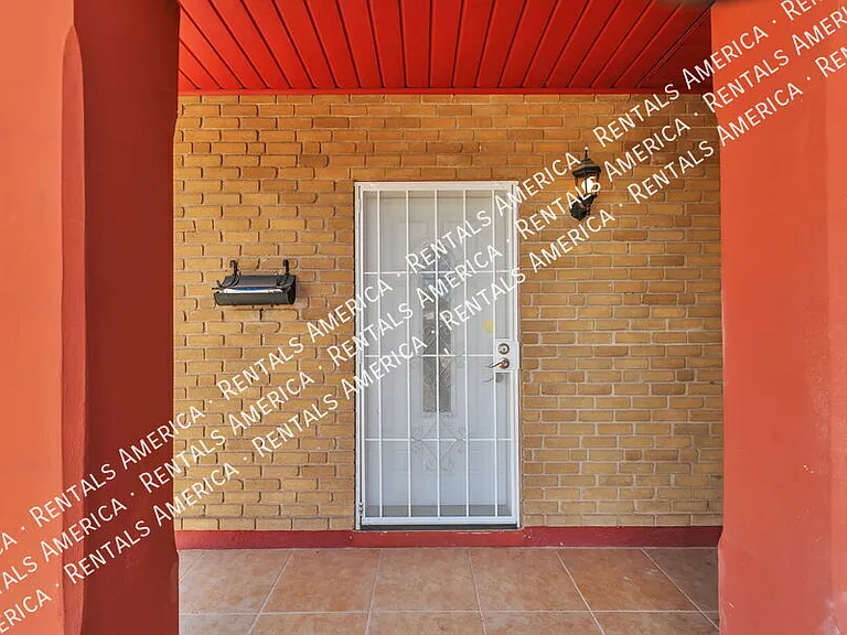 2250 E La Mirada St — Photo 3