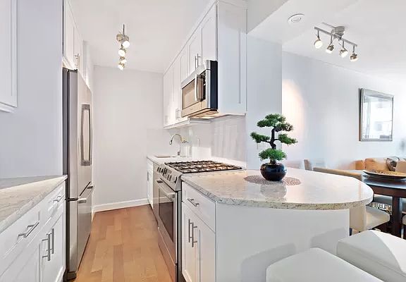 3rd image of 61 W 62nd St APT 19H