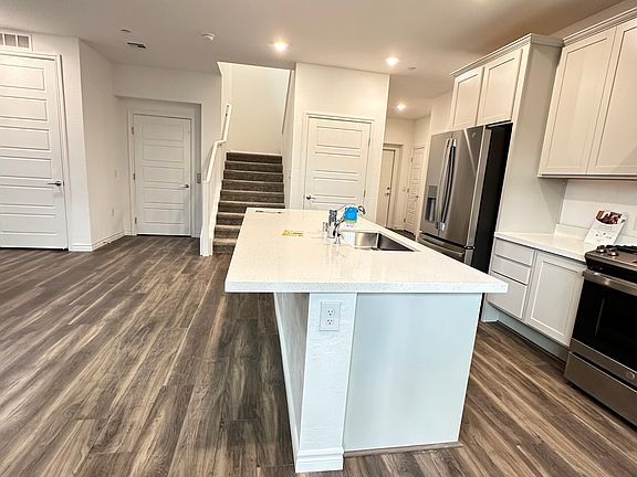 4th image of 600 N Carriage Hill Dr #1122