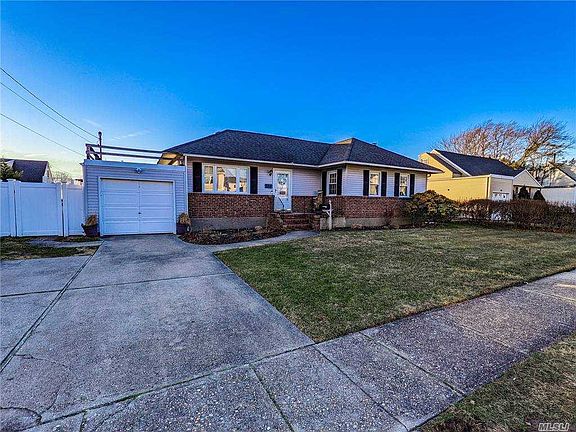 684 Keith Ln West Islip Ny 11795 Zillow