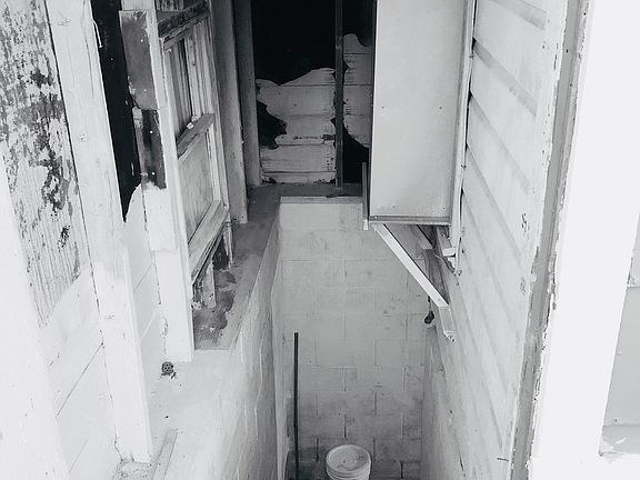 Stairway to storm shelter