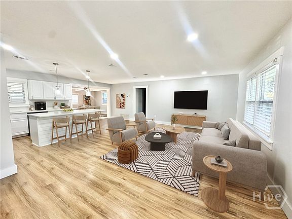 3rd image of 607 Dyches Dr