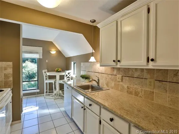 11 Great Meadow Ln, Farmington, CT 06032