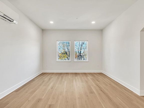 5th image of 102 Hackett Blvd #404