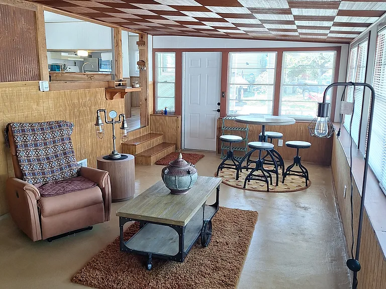 752 Driftwood Ln — Photo 6