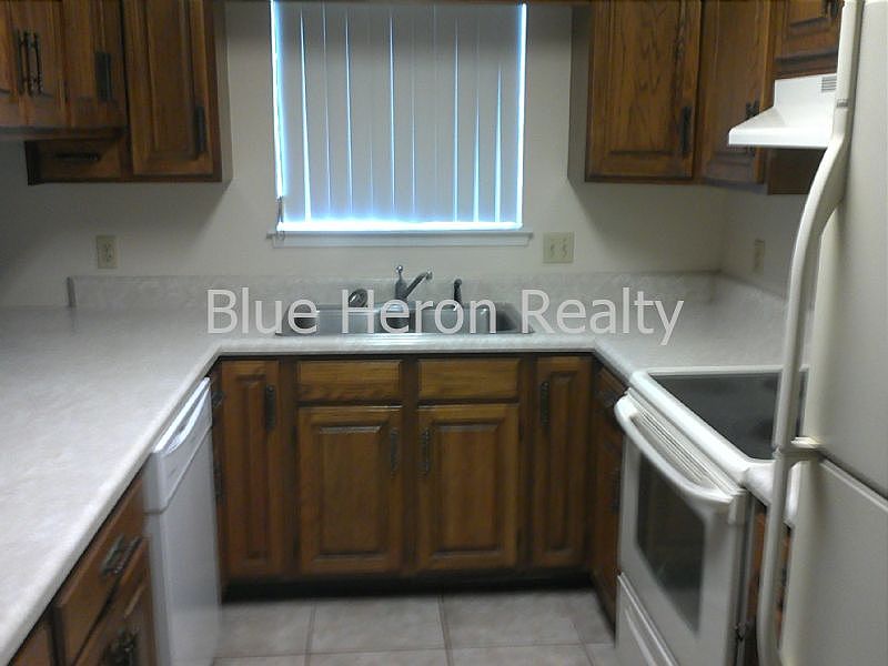 1st image of 828 Bradley Cir