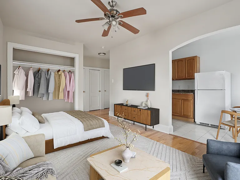 Kings Manor Apartments — Photo 1