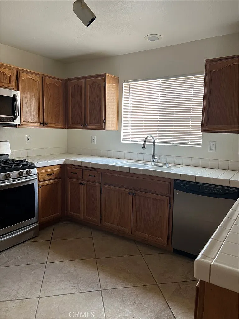 4 bed, 1922 sqft, $2,850 — Photo 4