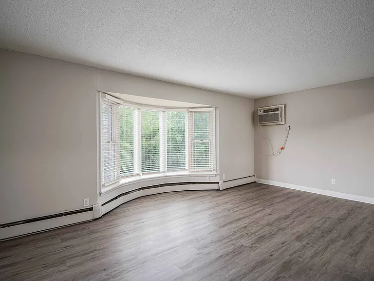 Richfield Square Apartments — Photo 5