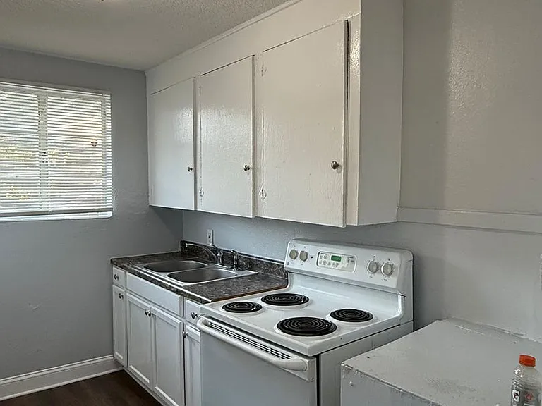 1024 W 8th St — Photo 10