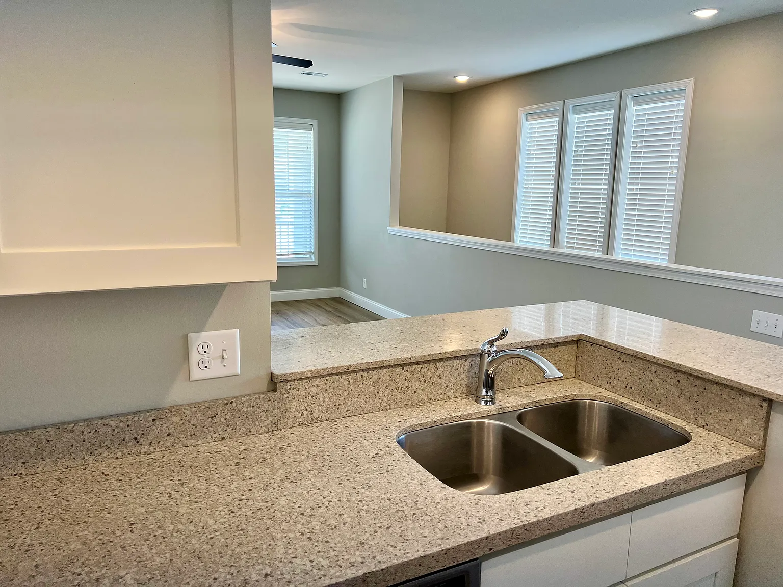 2 bed, 1094 sqft, $1,600 — Photo 4