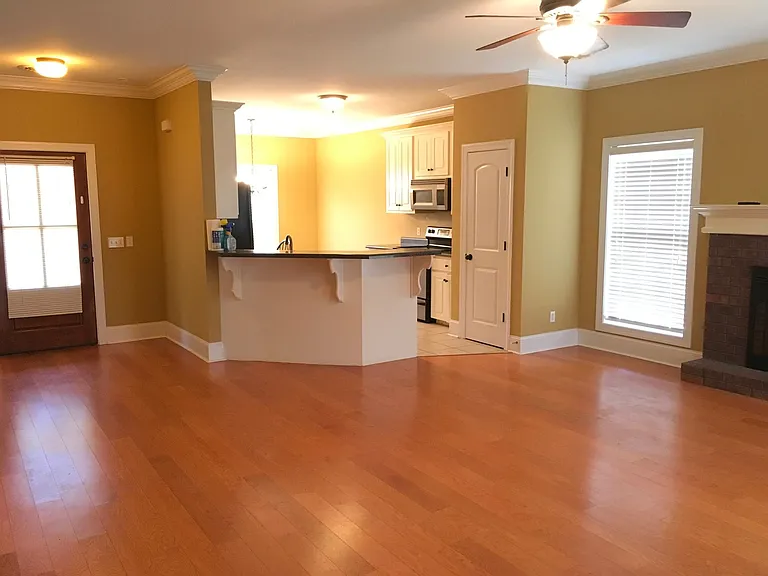 233 Forest Glen Dr — Photo 3