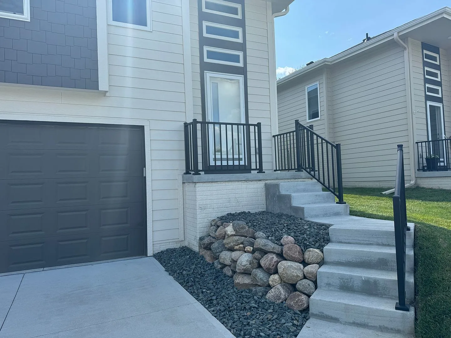 Luxury Bennington Townhome Ready For Move In — Photo 4