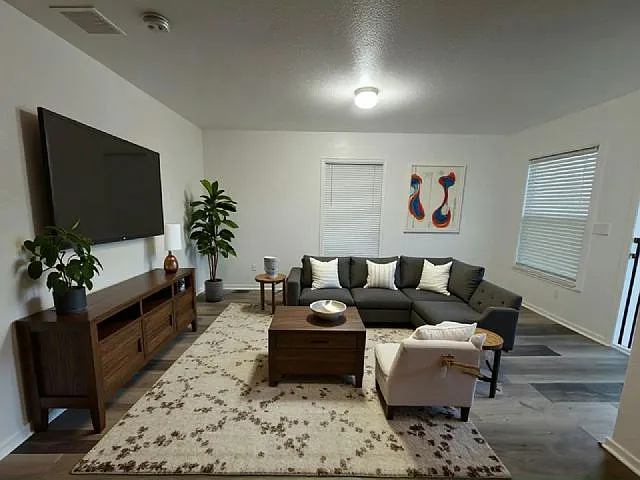 2 bed, 2.0 bath, 880 sqft, $1,675 — Photo 3