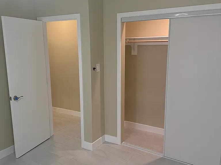 Apartments at 10623 S Budlong — Photo 3