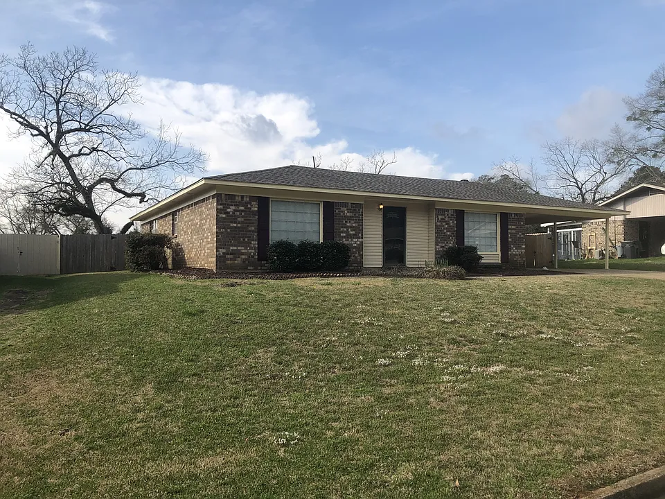 702 39th Ct E