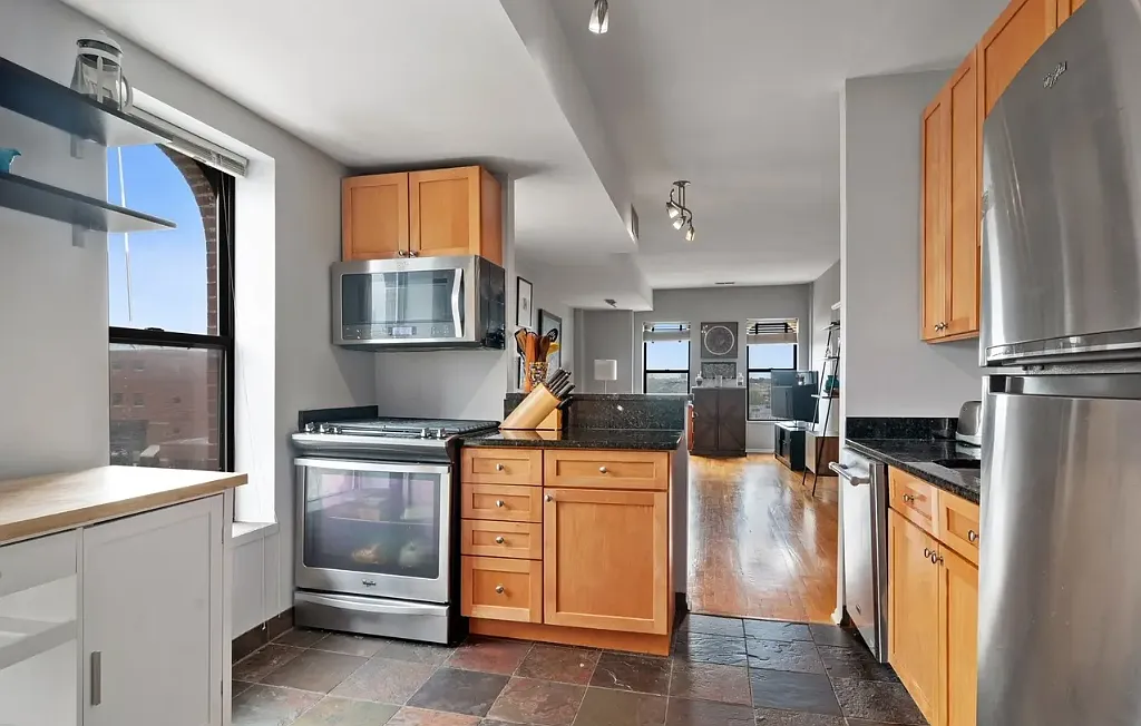 950 W Concord Pl — Photo 2