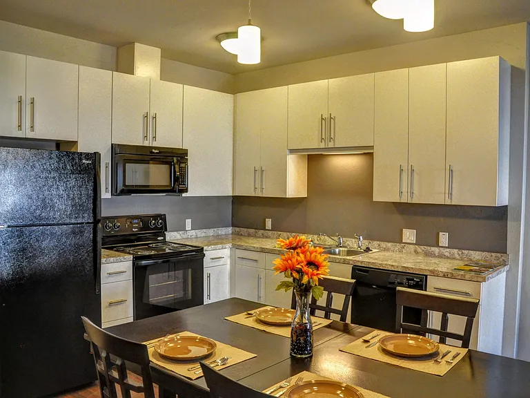 Emerald Ridge Apartments & Townhomes — Photo 13