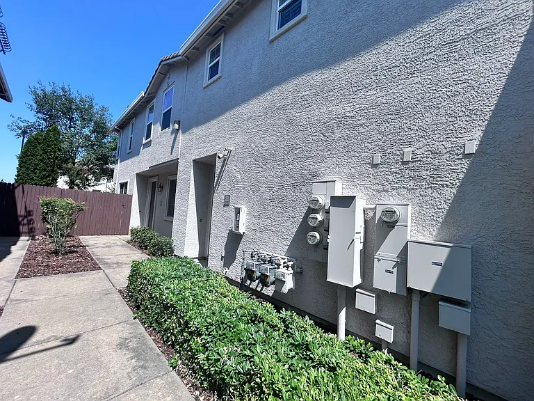 201 Ferry Cir — Photo 15