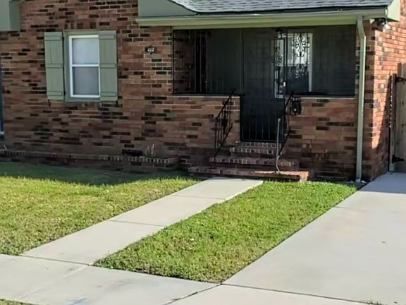 Beautiful 3 bedroom 2 bath home quiet neighborhood