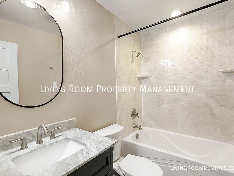 2040 SW Huntington Ave — Photo 11
