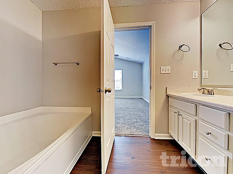 3916 Roundwood Dr — Photo 11