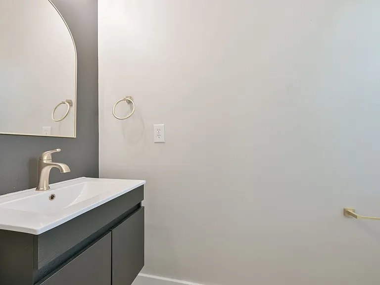 671 Vallance Way NE — Photo 4