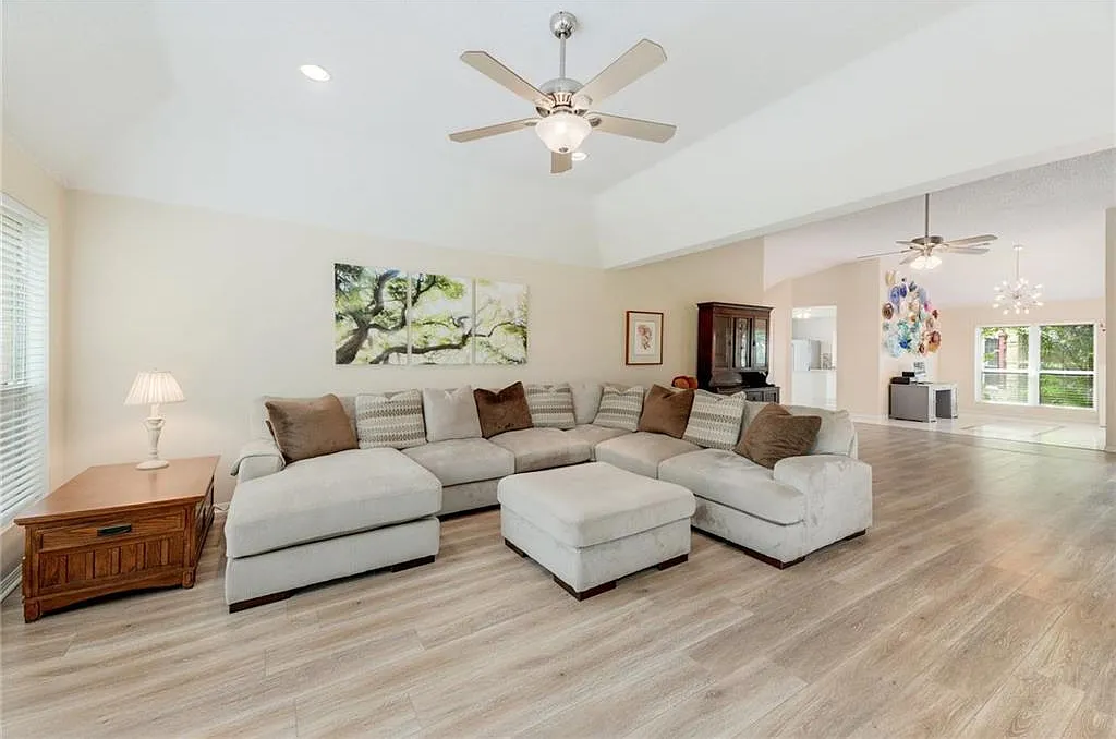 3 bed, 2012 sqft, $2,995 — Photo 4