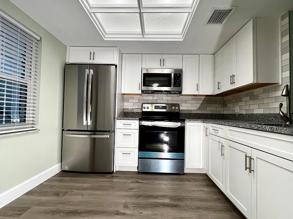 Spacious updated kitchen, granite countertop