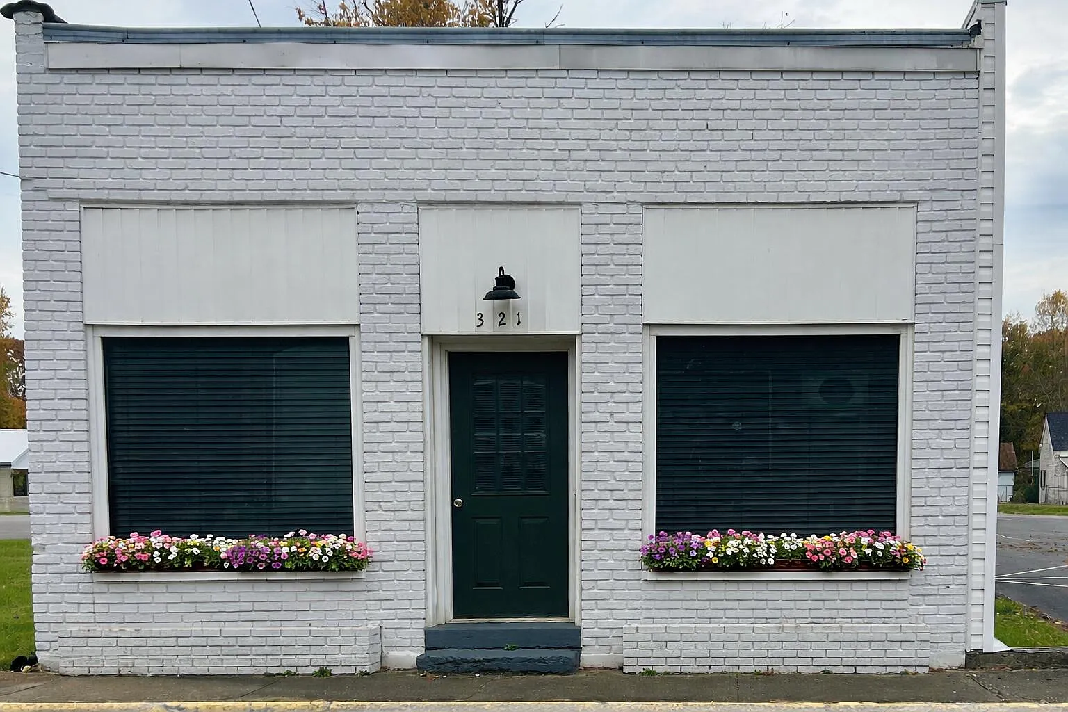 321 Main St photo 1