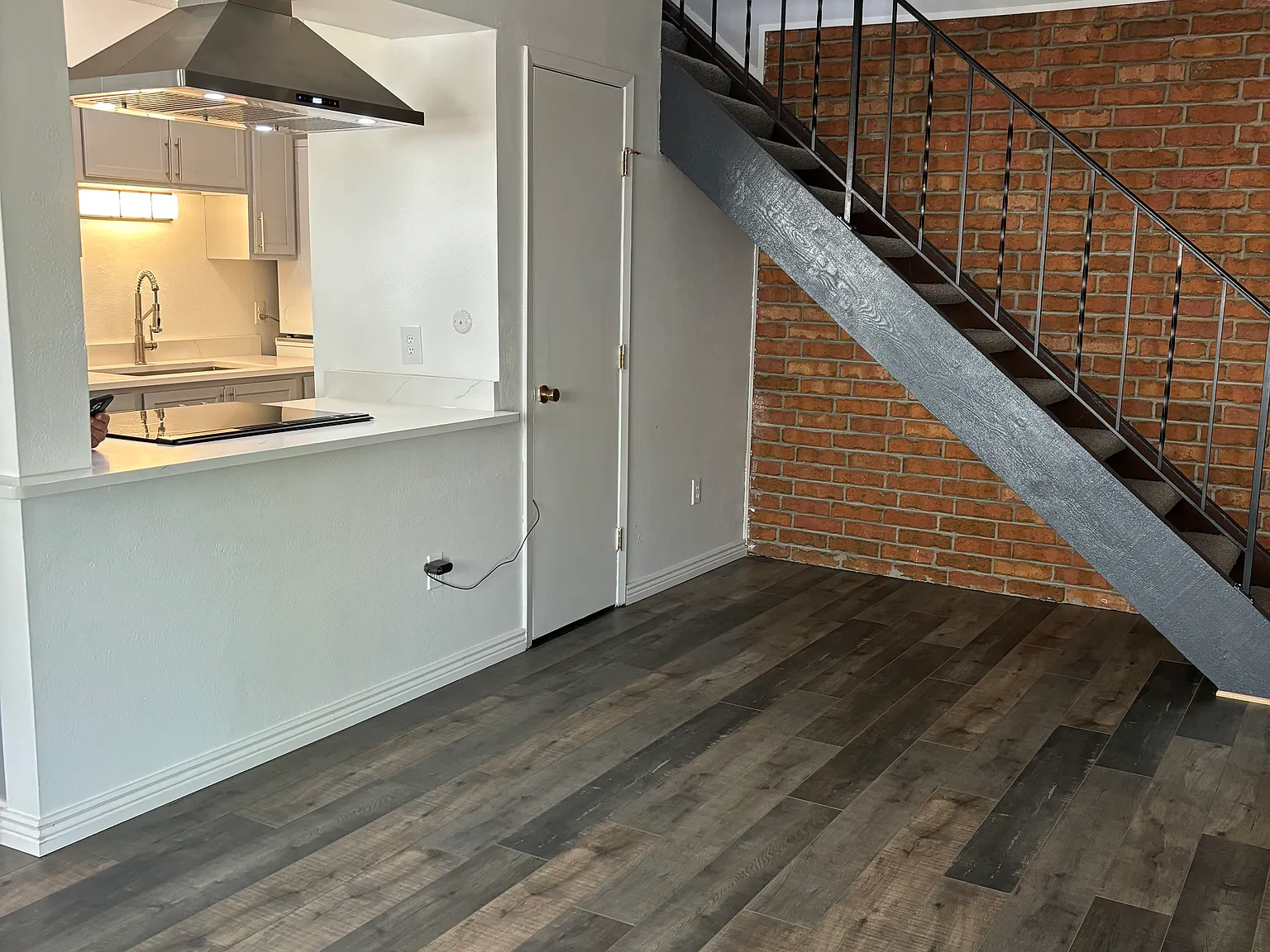 2 bed, 922 sqft, $2,000 — Photo 1