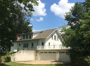 1623 Harrison Dr, Clinton, IA 52732