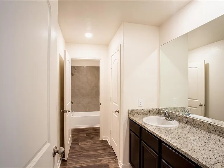 1004 Riverdale Cv — Photo 19