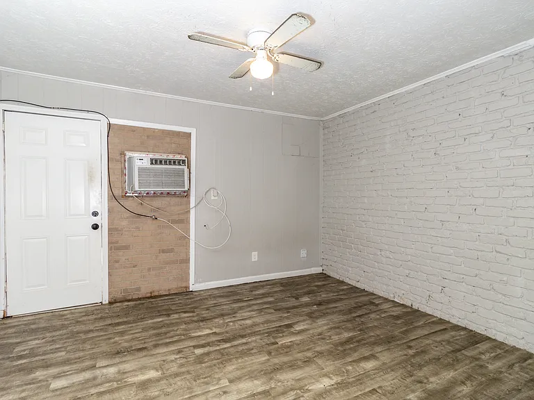 1038 McArthur Rd — Photo 2