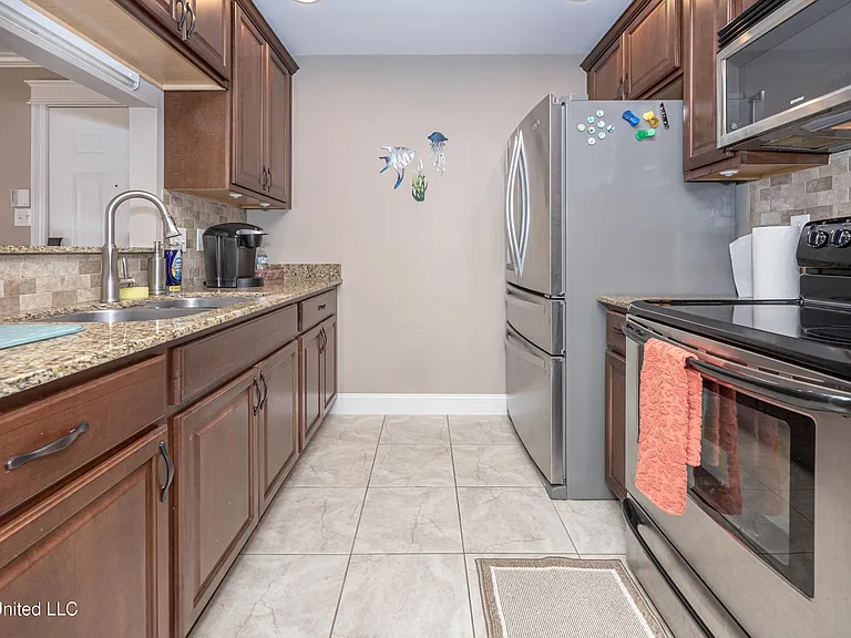 2421 Beachview Dr — Photo 12