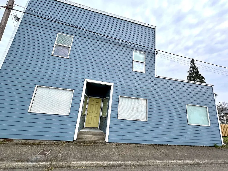 712 W Fourth Plain Blvd — Photo 2