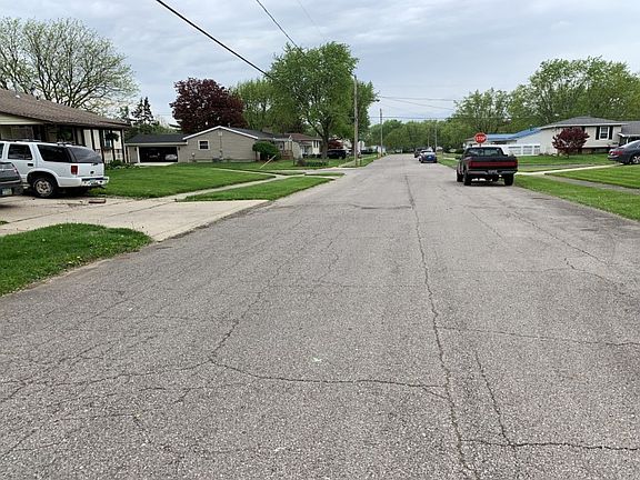 4th image of 1073 Amherst Dr