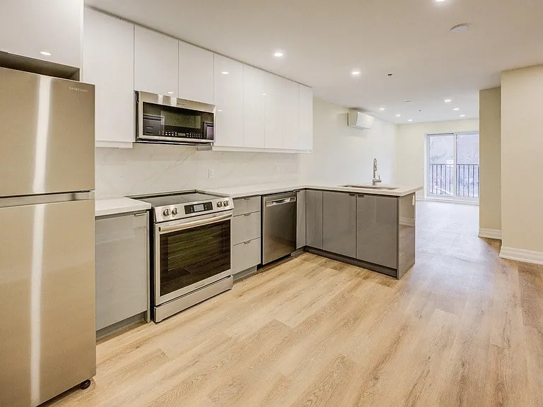 155 Charlton Ave E — Photo 12