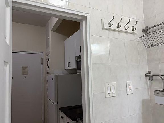 4th image of 207 W 20th St APT 3A